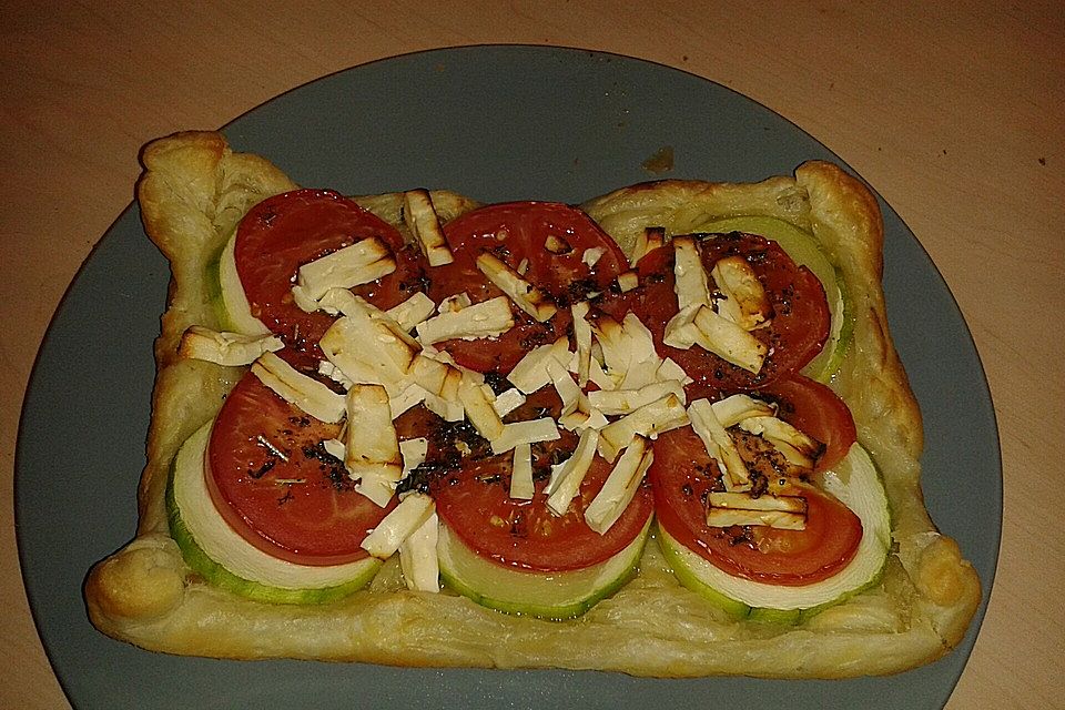 Blätterteig mit Tomate, Zucchini und Feta