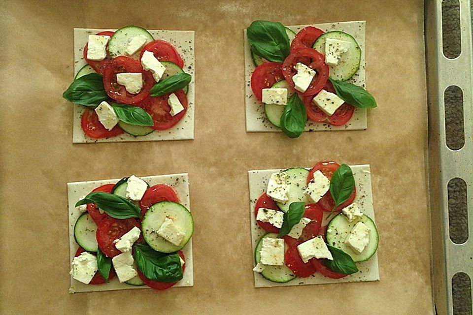 Blätterteig mit Tomate, Zucchini und Feta