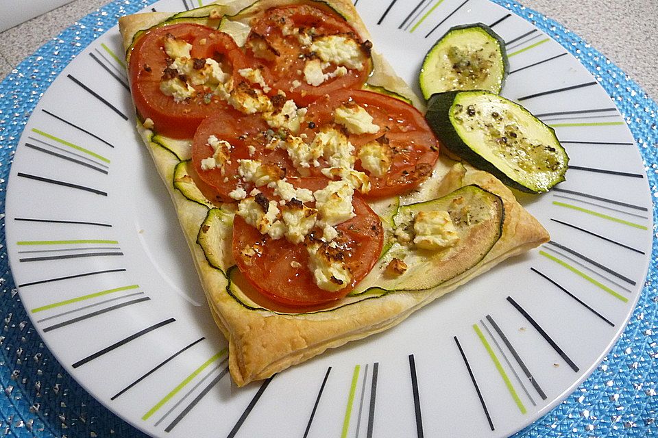 Blätterteig mit Tomate, Zucchini und Feta