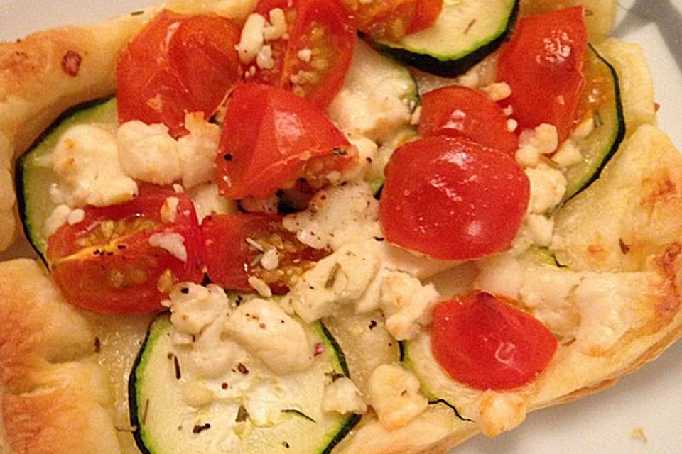 Blätterteig mit Tomate, Zucchini und Feta