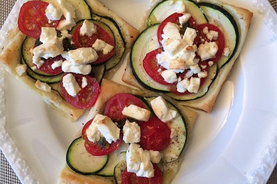 Blätterteig mit Tomate, Zucchini und Feta