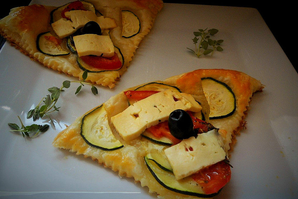 Blätterteig mit Tomate, Zucchini und Feta