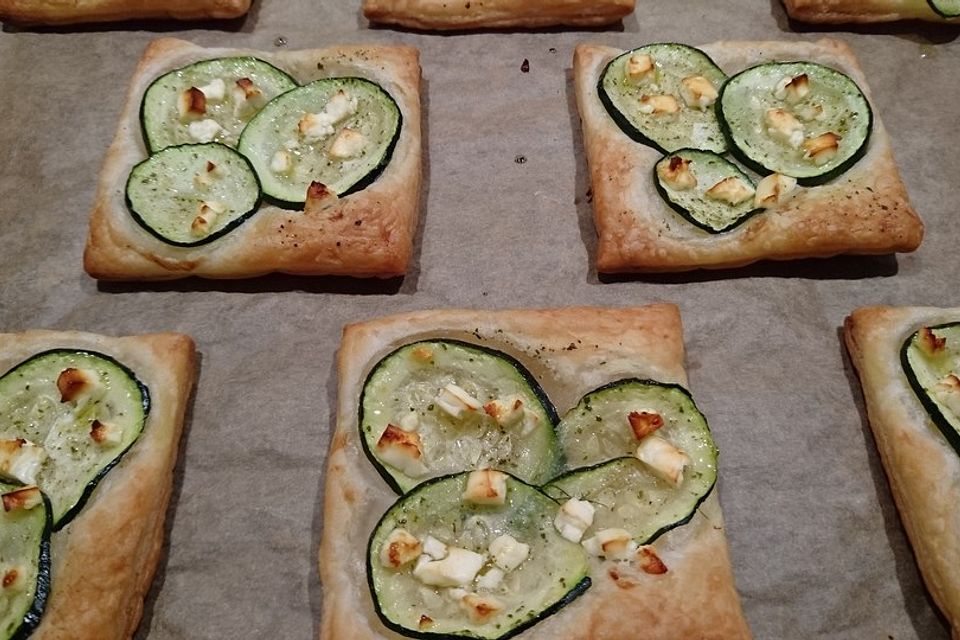 Blätterteig mit Tomate, Zucchini und Feta