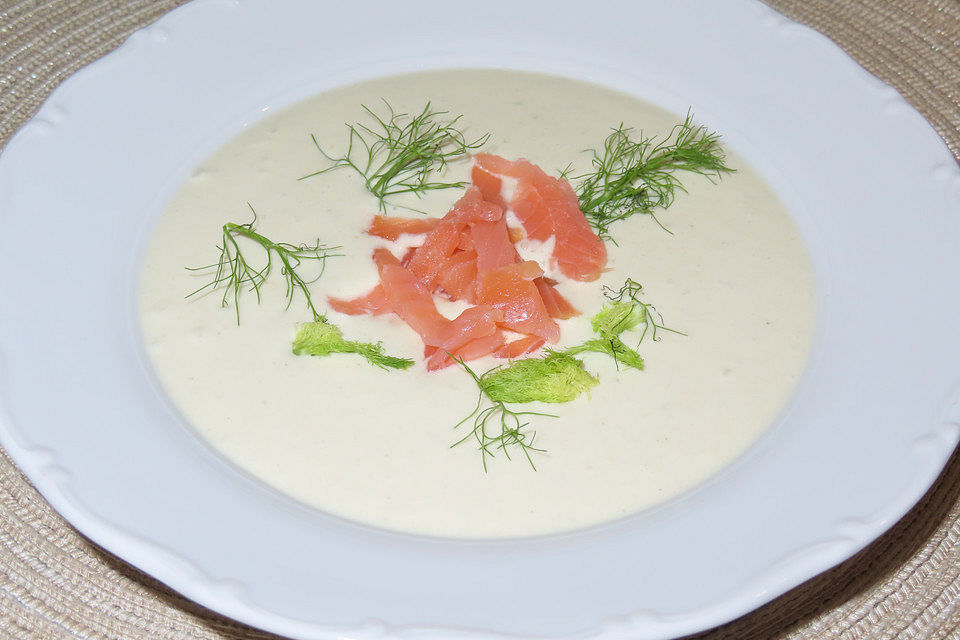 Kalte Fenchelsuppe mit Räucherlachs