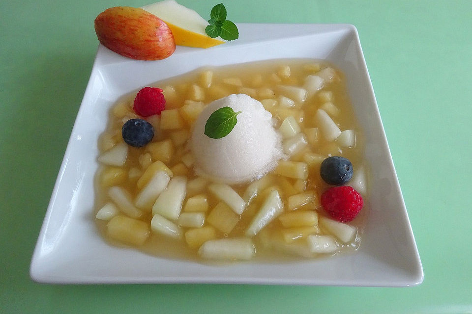 Apfel - Melonen - Suppe mit Beeren und Zitroneneis