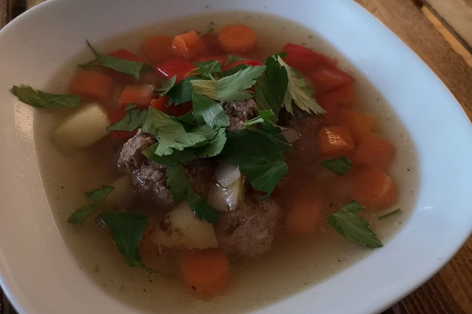 Russische Frikadellen - Suppe