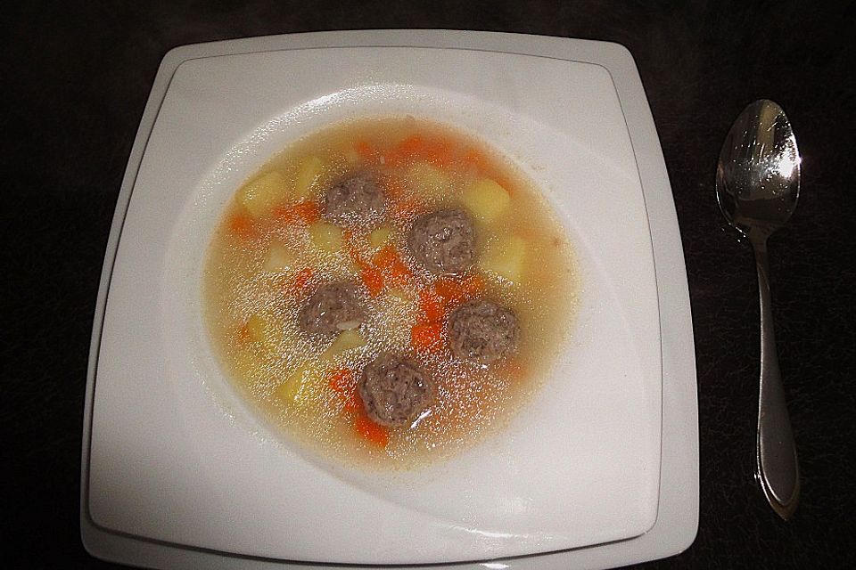 Russische Frikadellen - Suppe