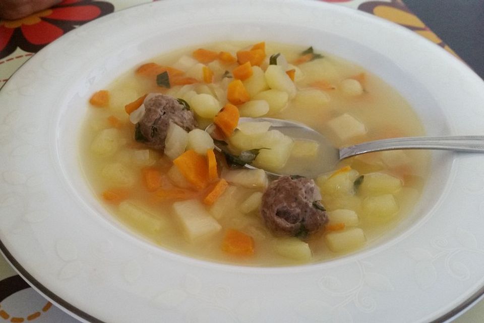 Russische Frikadellen - Suppe