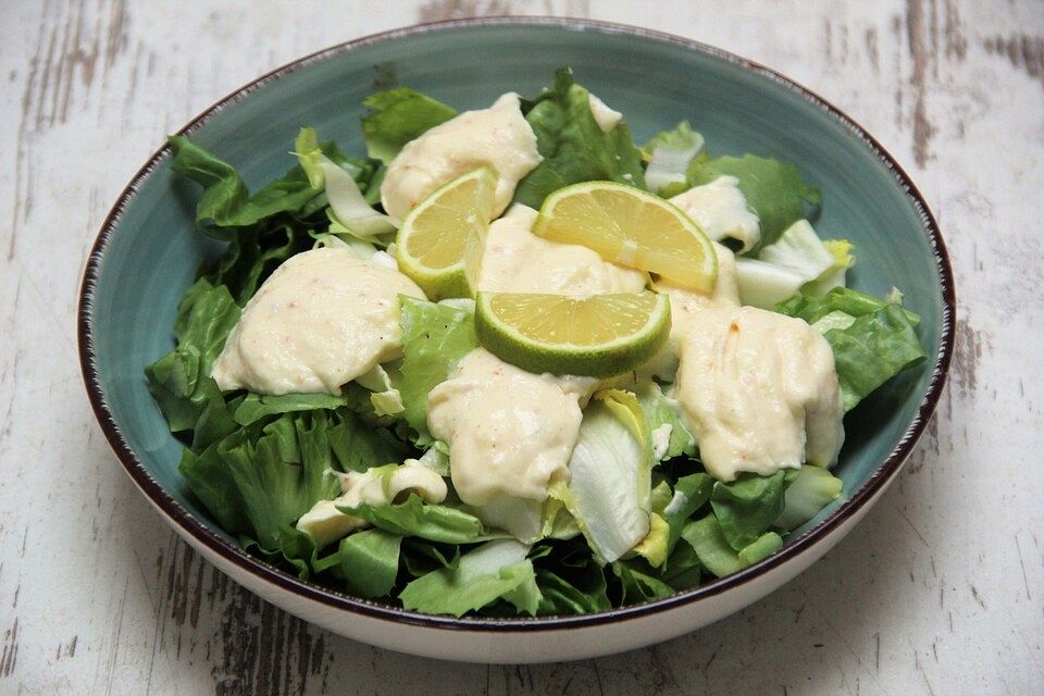 Grüner Blattsalat mit Kartoffelcréme