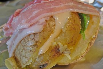 Gefüllte Backkartoffel mit Bacon und Käse