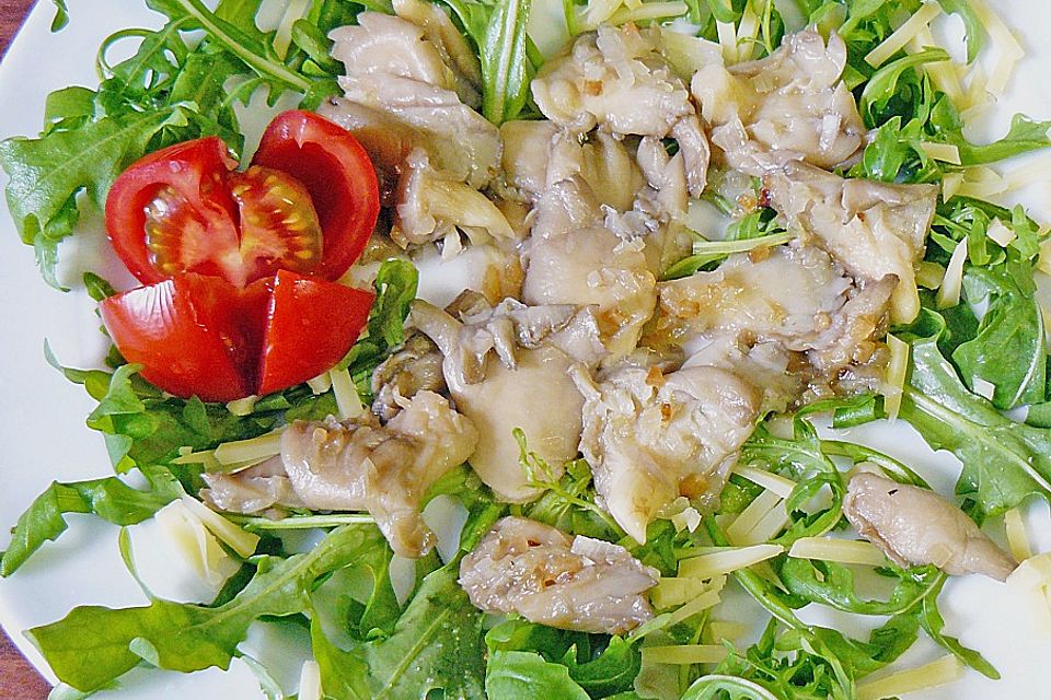 Austernpilze auf Feldsalat mit Parmaschinken und Parmesanspänen