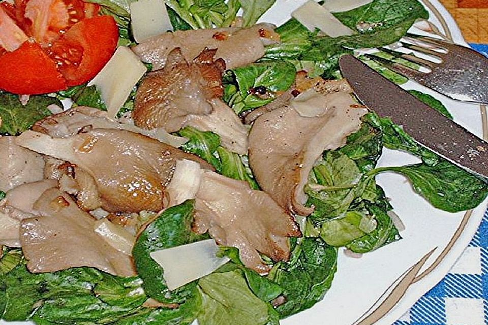 Austernpilze auf Feldsalat mit Parmaschinken und Parmesanspänen