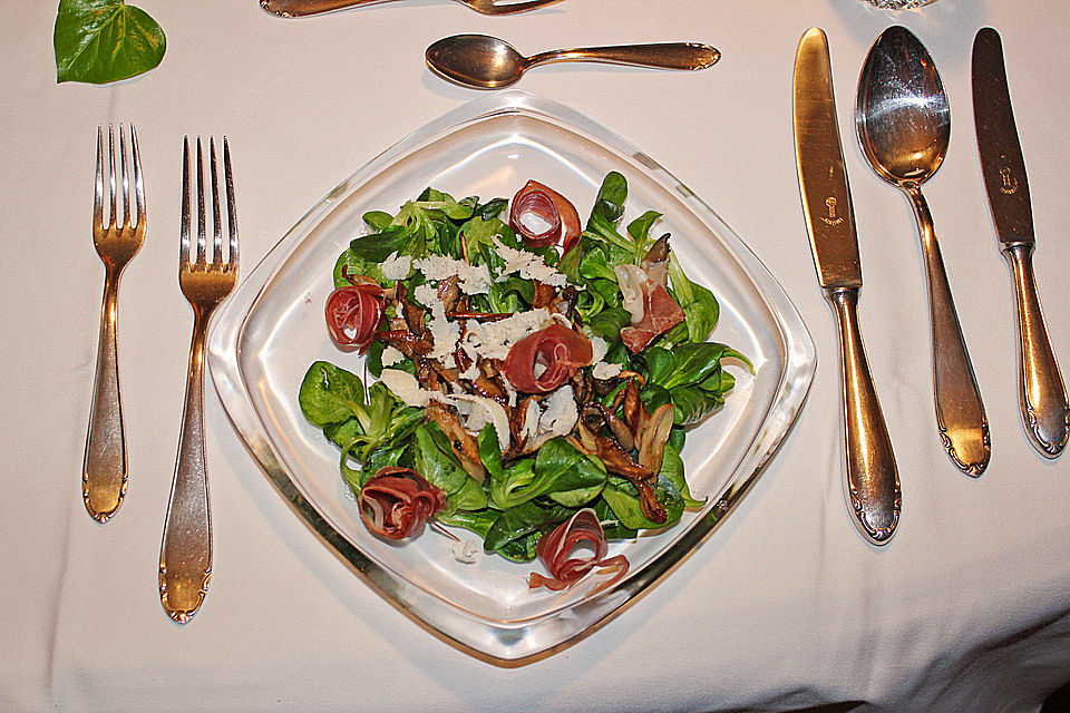 Austernpilze auf Feldsalat mit Parmaschinken und Parmesanspänen