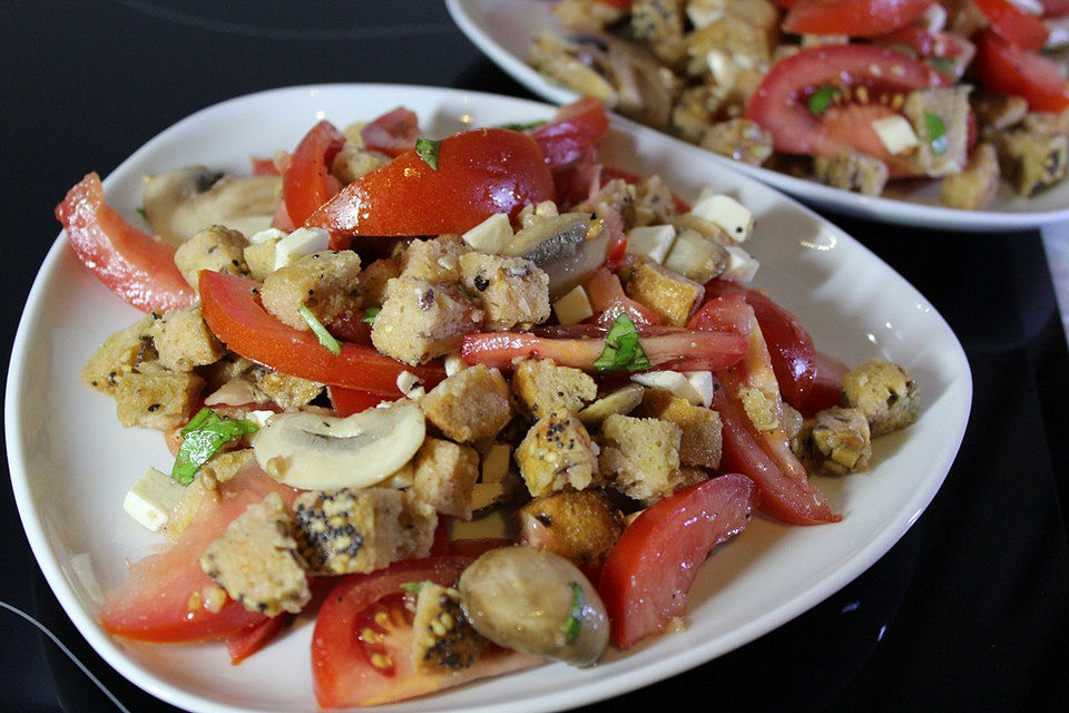 Tomaten - Brot - Salat mit Mozzarella