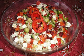 Simpler griechischer Salat für deutsche Grillparties