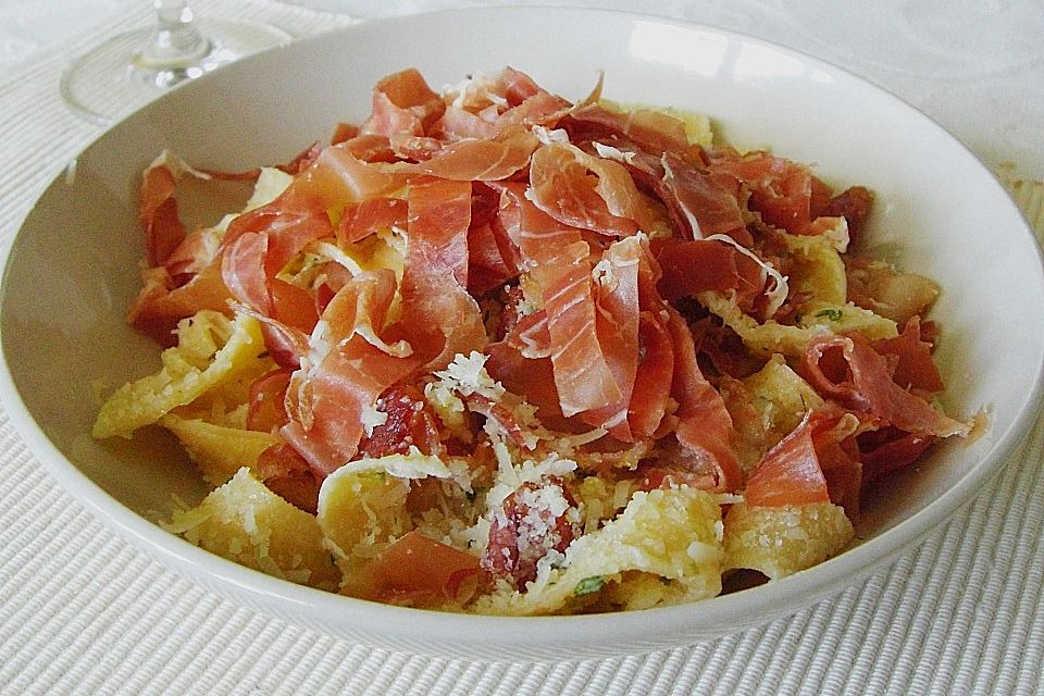 Frische Pasta mit Bacon und Parmaschinken