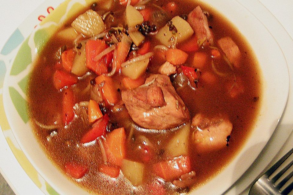 Gemüsesuppe mit Sprossen und Hähnchenbrust