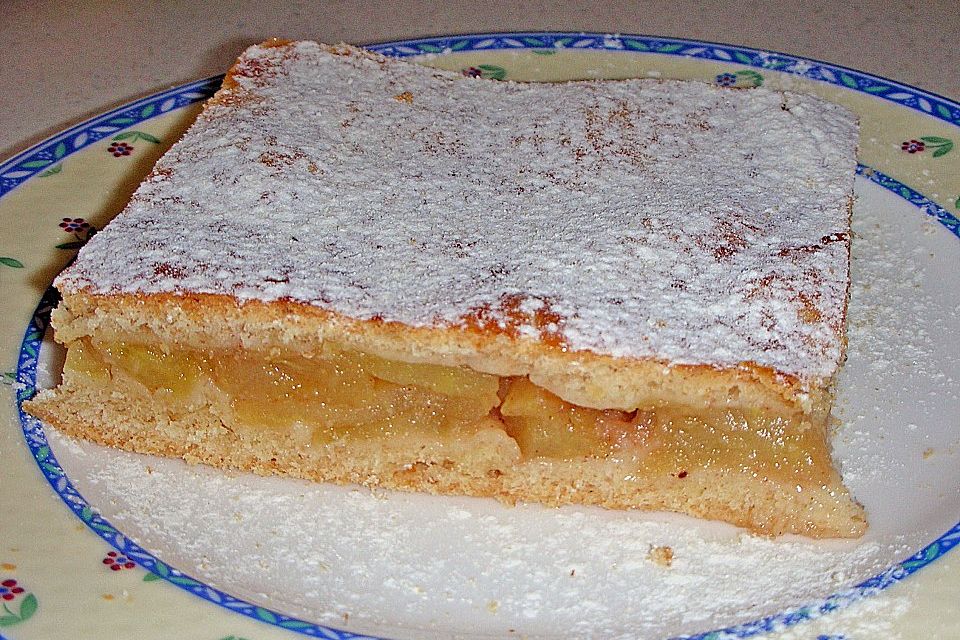 Apfelkuchen gedeckt