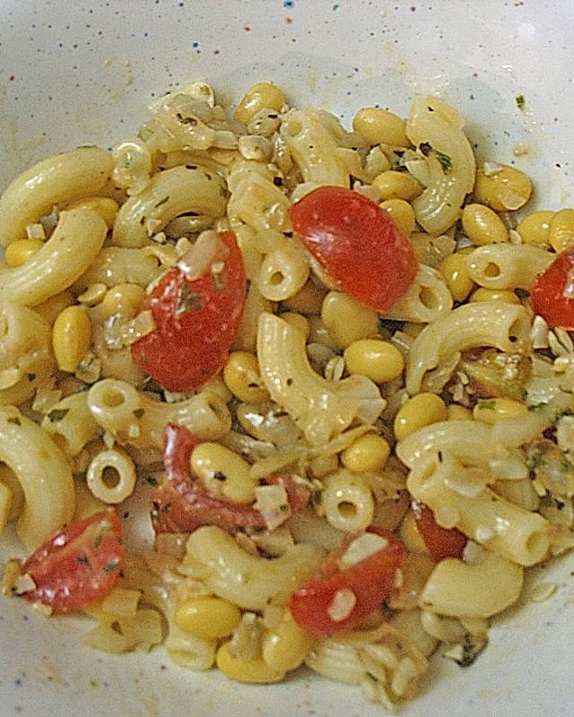 Pasta - Salat mit Sojabohnen, Mozzarella und Kürbiskern - Vinaigrette