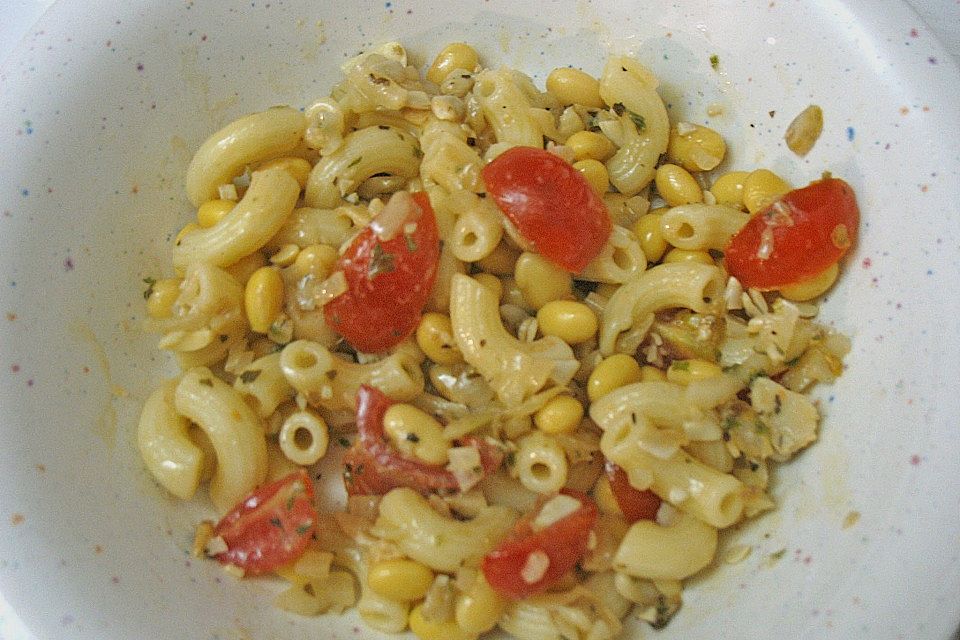 Pasta - Salat mit Sojabohnen, Mozzarella und Kürbiskern - Vinaigrette