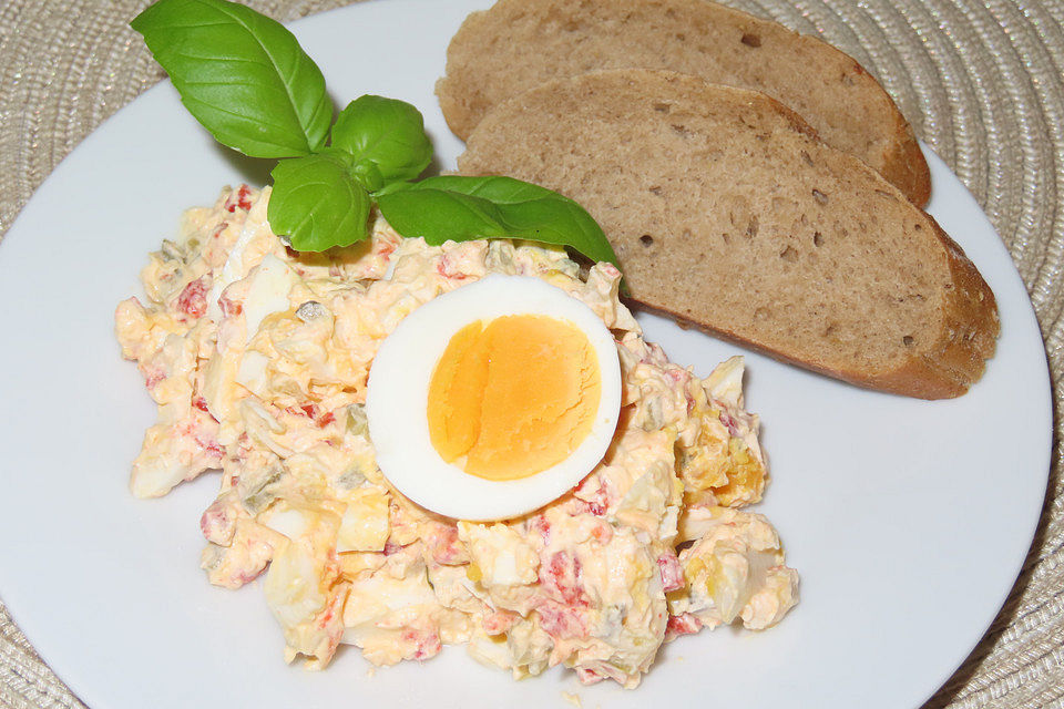 Pikanter Eiersalat mit Creme fraiche