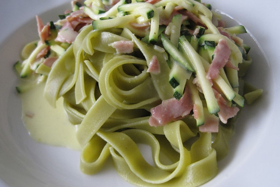 Tagliatelle mit Frischkäse - Zucchini - Sauce