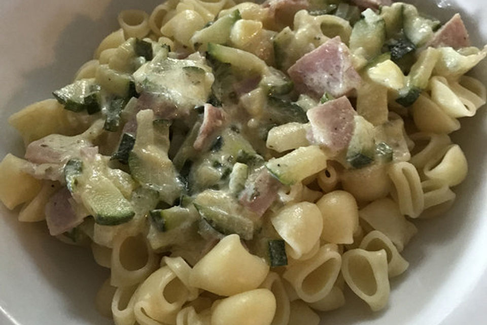 Tagliatelle mit Frischkäse - Zucchini - Sauce