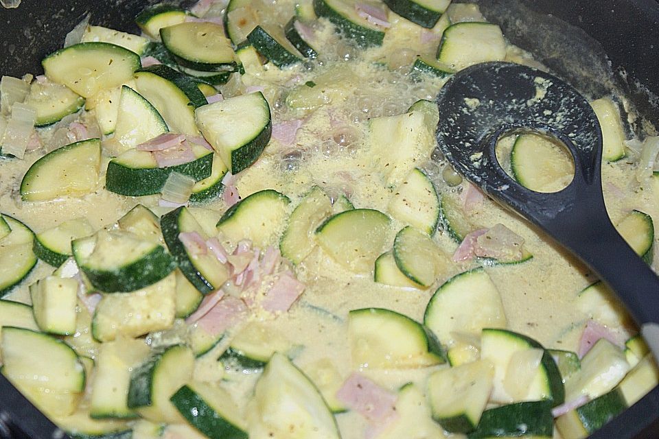 Tagliatelle mit Frischkäse - Zucchini - Sauce