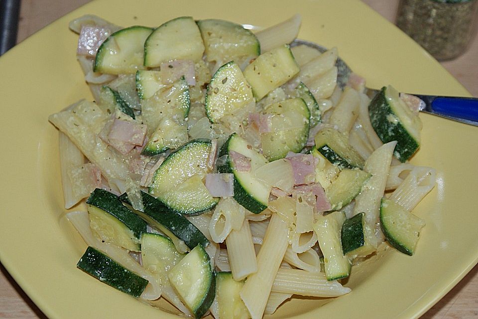 Tagliatelle mit Frischkäse - Zucchini - Sauce