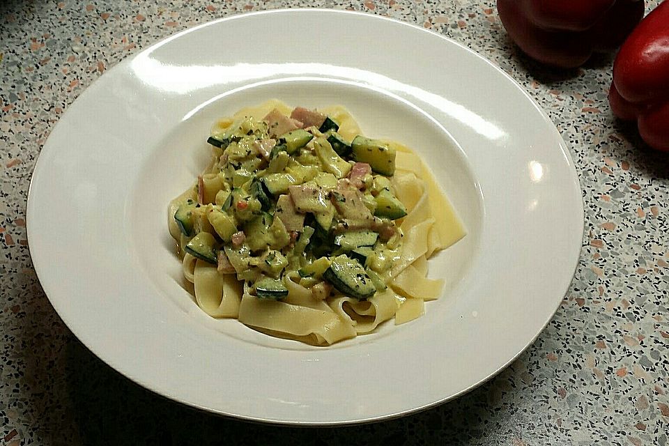 Tagliatelle mit Frischkäse - Zucchini - Sauce