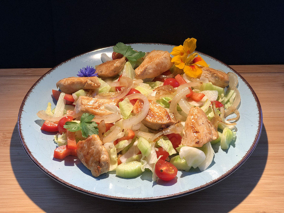 Bunter Salat mit Hähnchenbruststreifen von rosenfee | Chefkoch