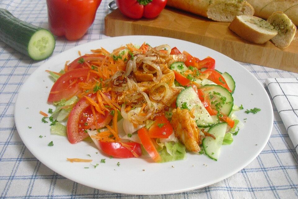 Bunter Salat mit Hähnchenbruststreifen