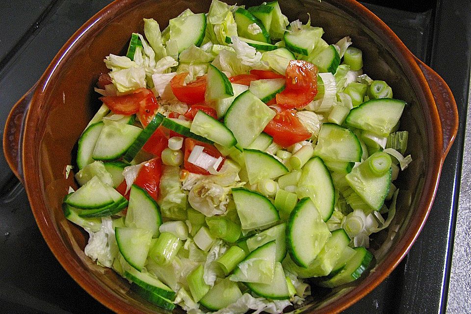 Bunter Salat mit Hähnchenbruststreifen