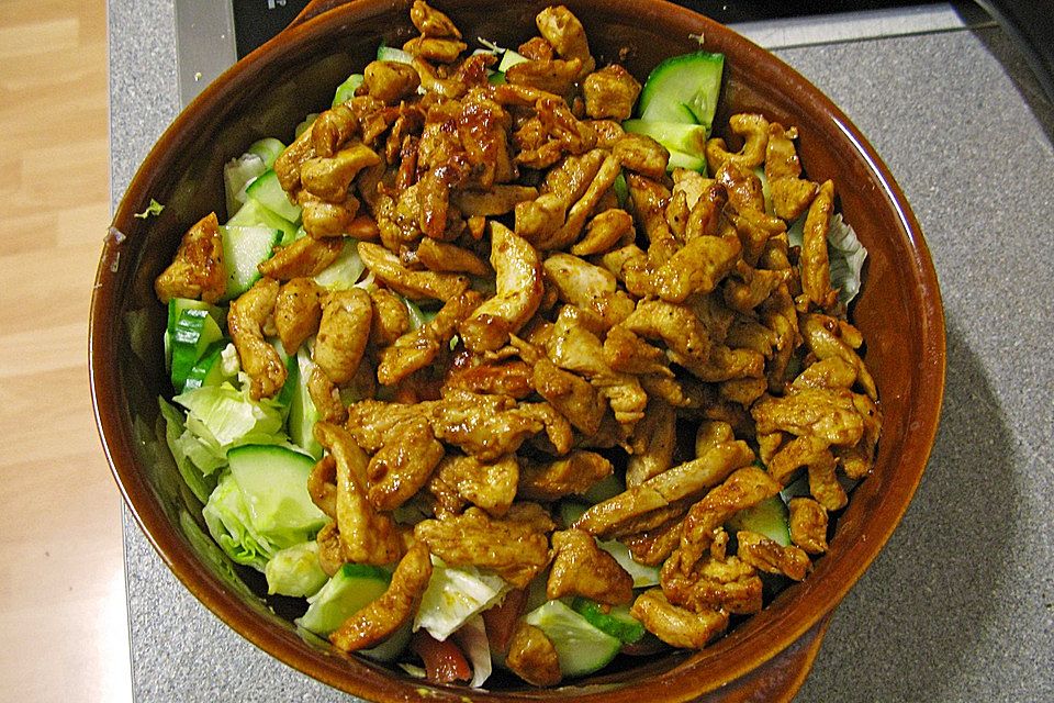 Bunter Salat mit Hähnchenbruststreifen