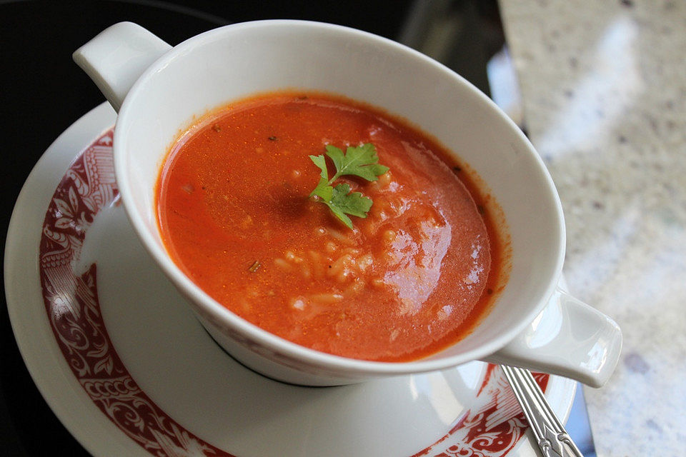 Tomatensuppe mit Reis, Mais und Käse