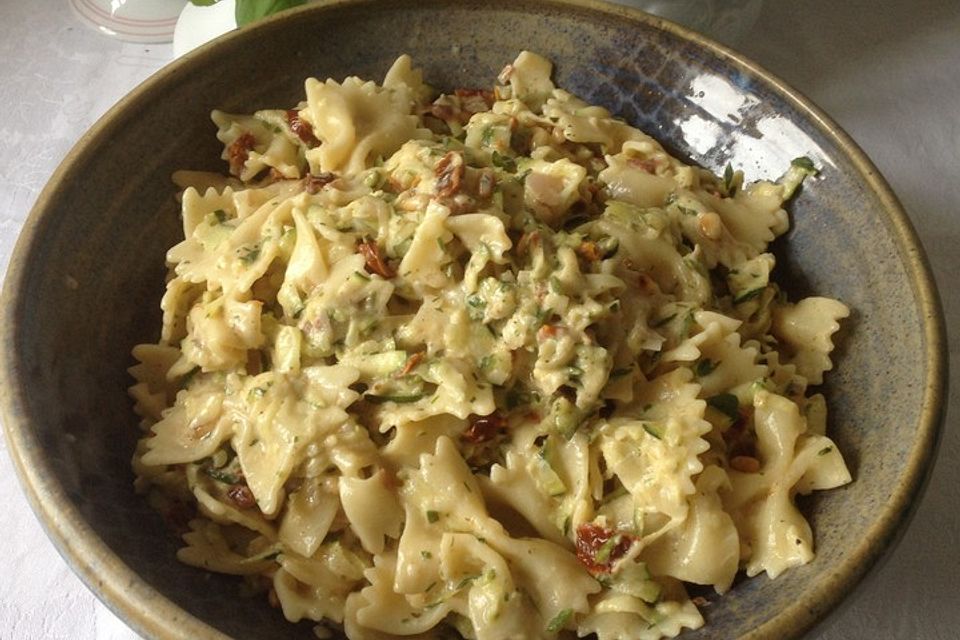 Nudelsalat mit Zucchini und getrockneten Tomaten