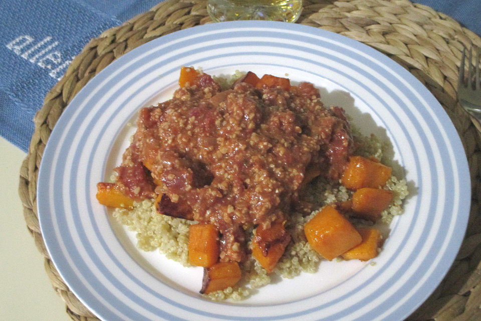 Quinoa mit Kürbis und scharfer Tomatensauce