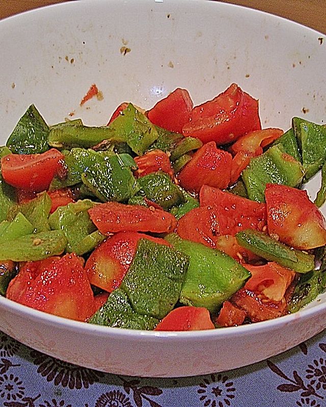 Grüner Paprika mit Tomaten