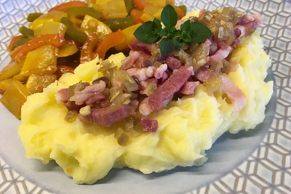 Kartoffelpürree mit Speck & Zwiebeln