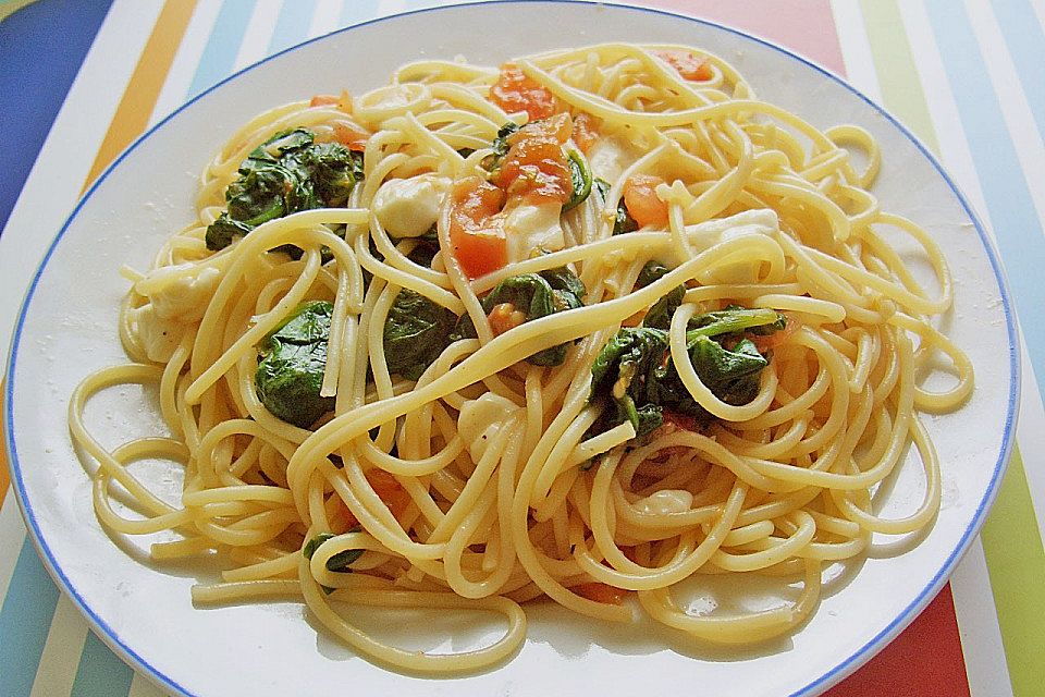 Spaghetti mit Spinat - Tomaten - Feta - Soße