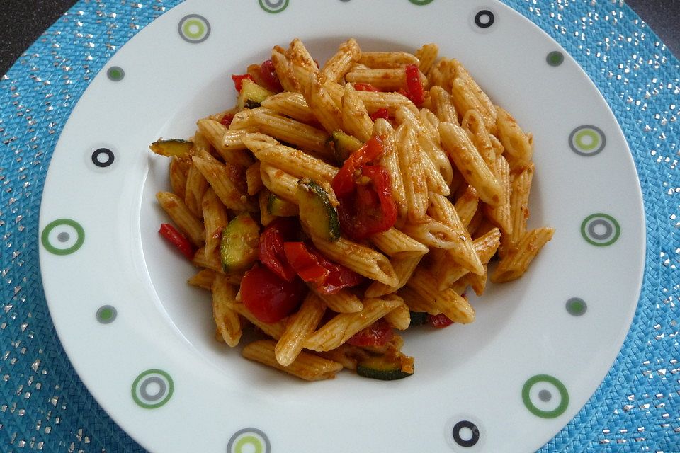 Farfallesalat mit Tomatenpesto und gegrillter Zucchini