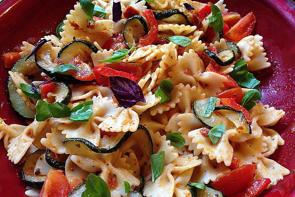 Farfallesalat mit Tomatenpesto und gegrillter Zucchini