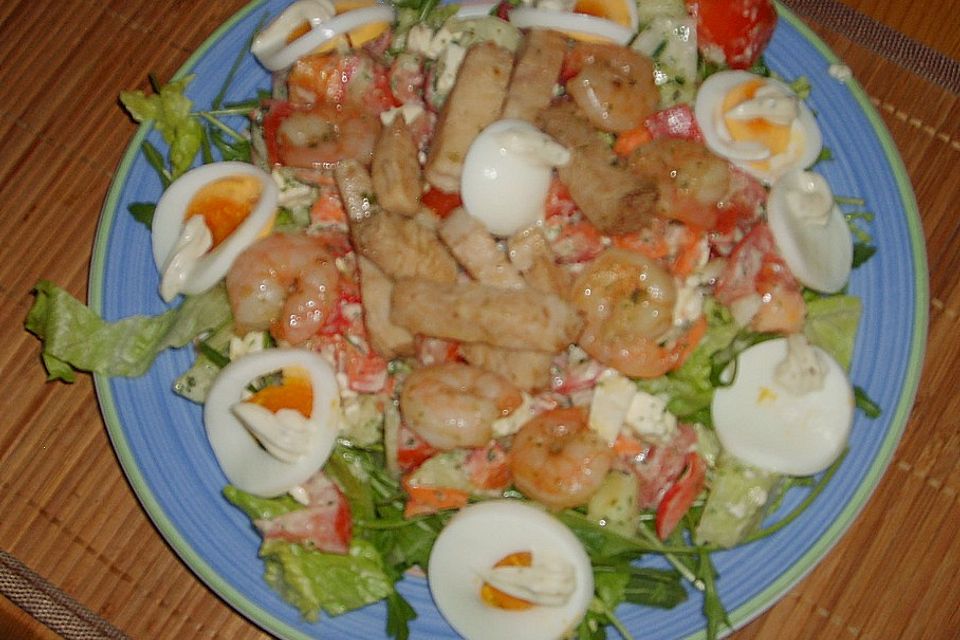 Bunter Salat mit scharfen Putenstreifen