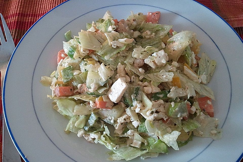 Bunter Salat mit scharfen Putenstreifen