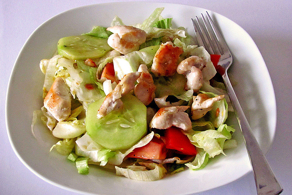 Bunter Salat mit scharfen Putenstreifen