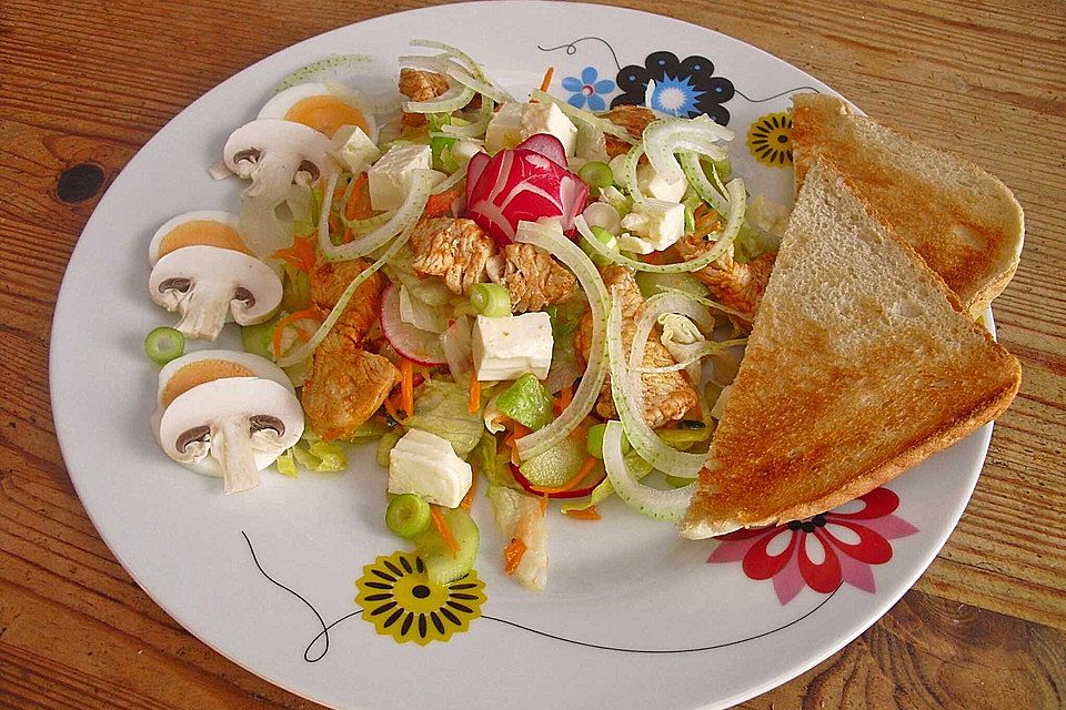 Bunter Salat mit scharfen Putenstreifen