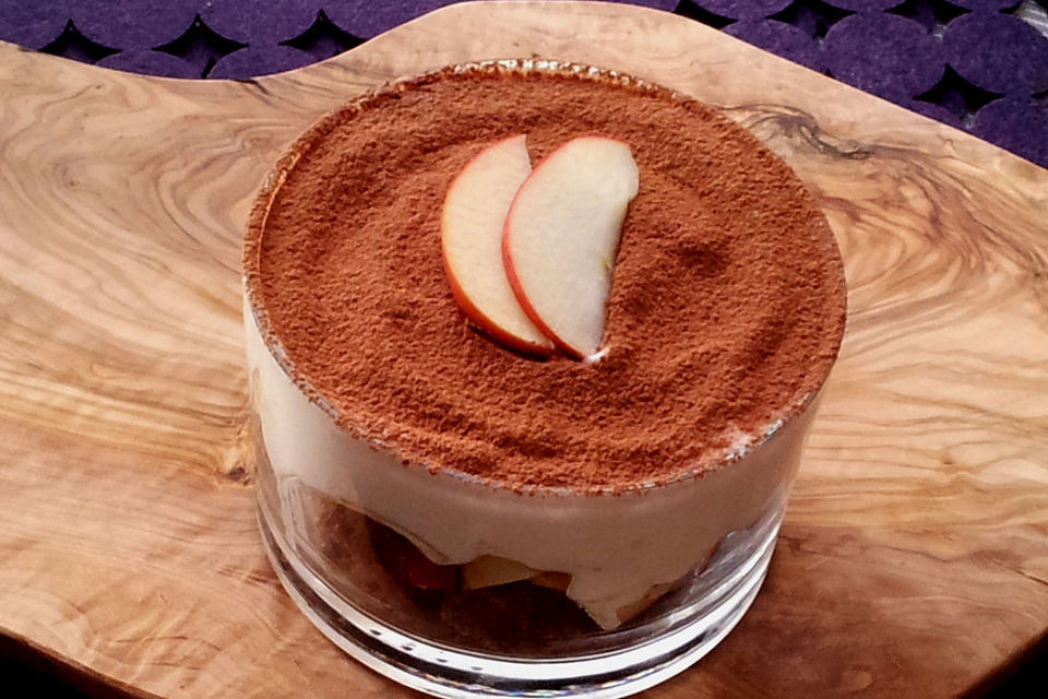 Joghurt mit Apfel und Pumpernickel