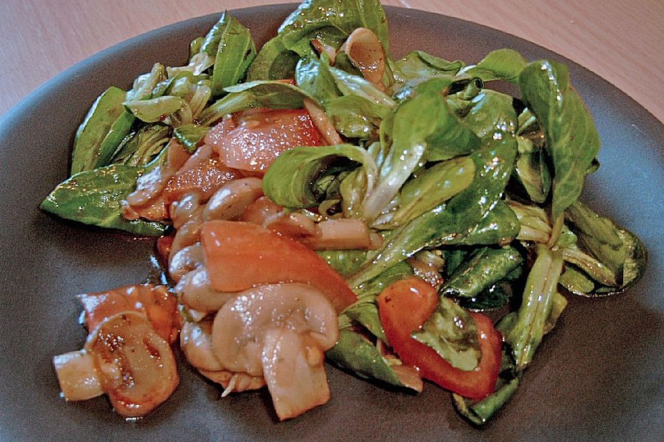 Warmer Tomaten - Pilz - Feldsalat an Balsamico