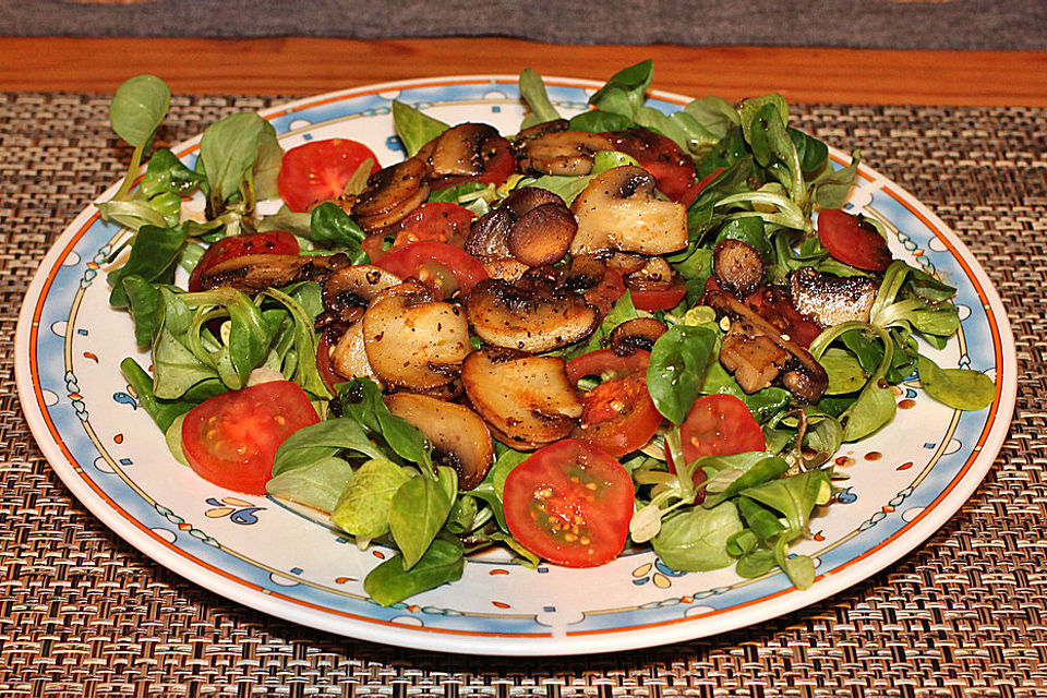 Warmer Tomaten - Pilz - Feldsalat an Balsamico