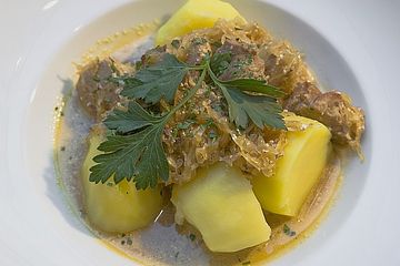 Szegediner Gulasch mit Kartoffeln